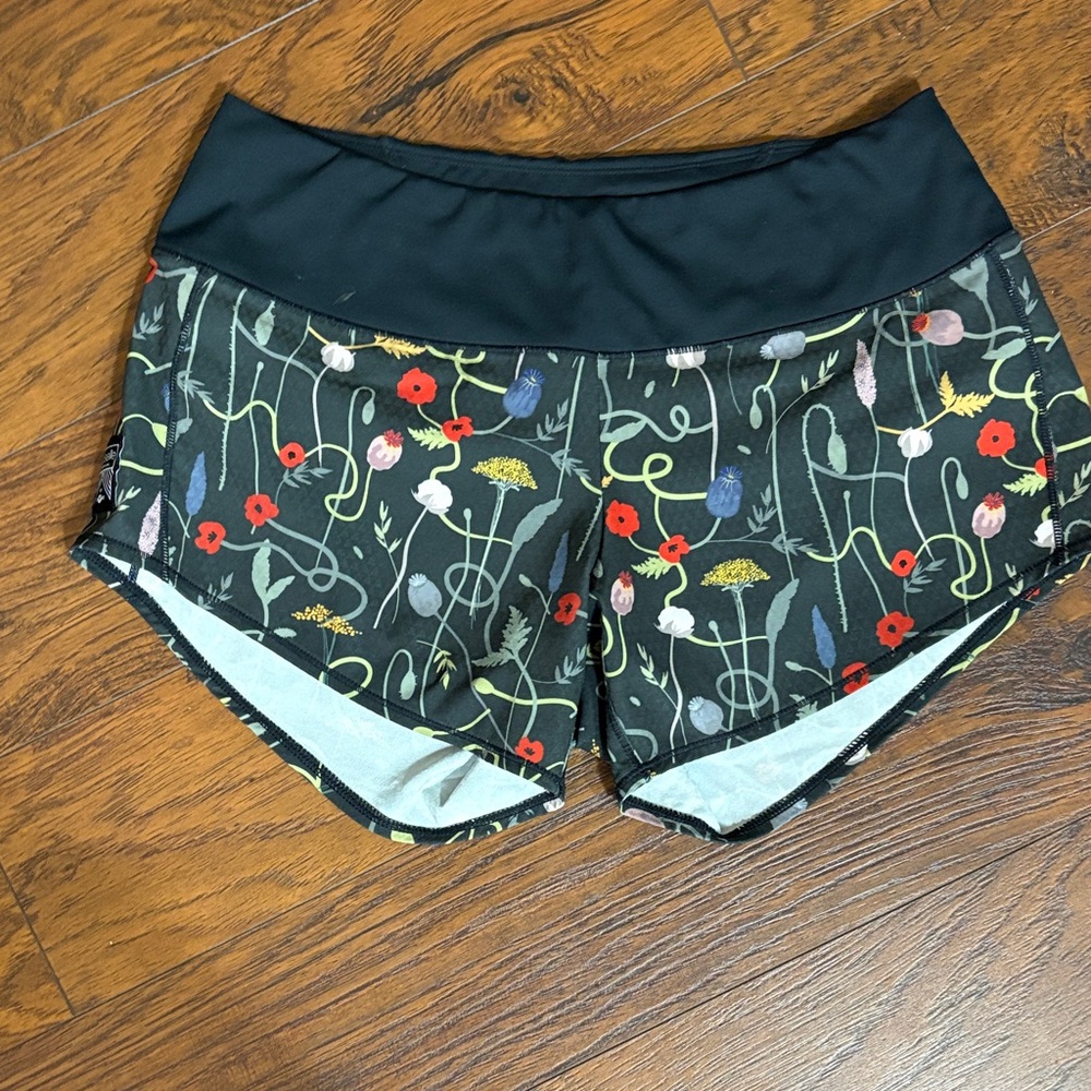Oiselle Roga Shorts in Wyld Flower print